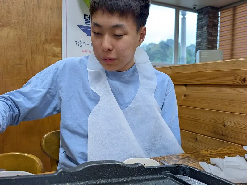 고기를 맛있게 먹는 아이