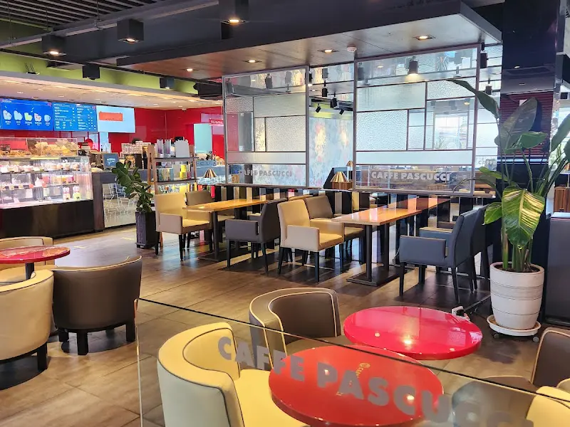 넓은 테이블 좌석