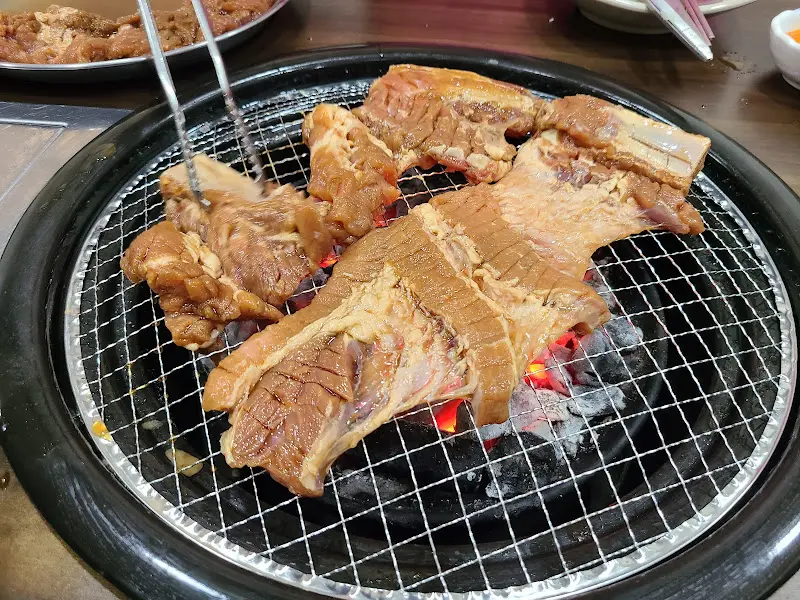 숯불 위에서 익어가는 양념갈비