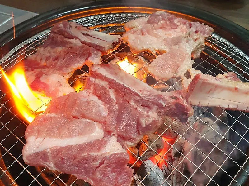 숯불 위에서 익어가는 양념갈비