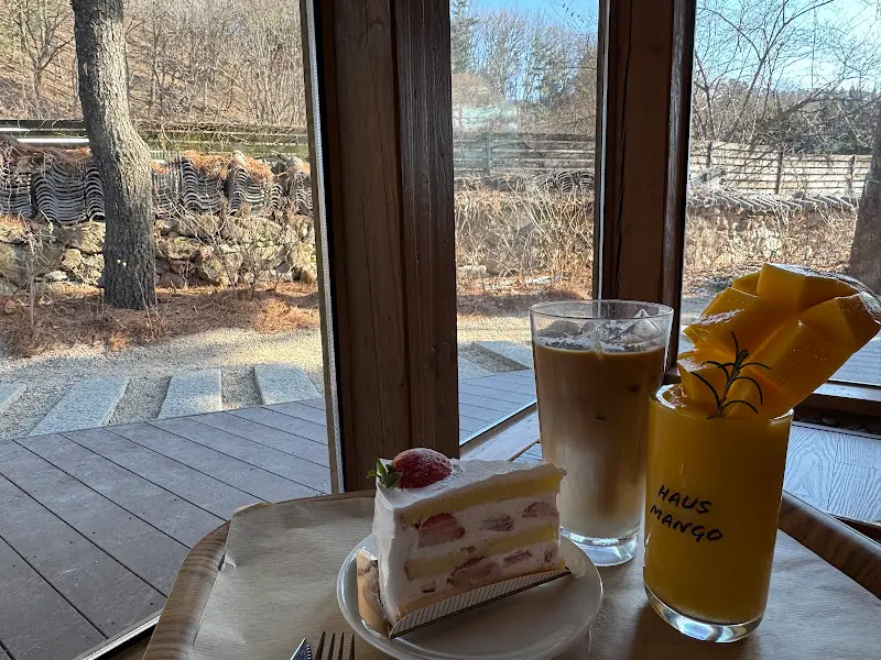 음료와 빵을 함께 즐기는 모습