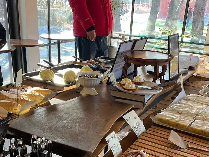 빵을 고르는 사람들의 모습