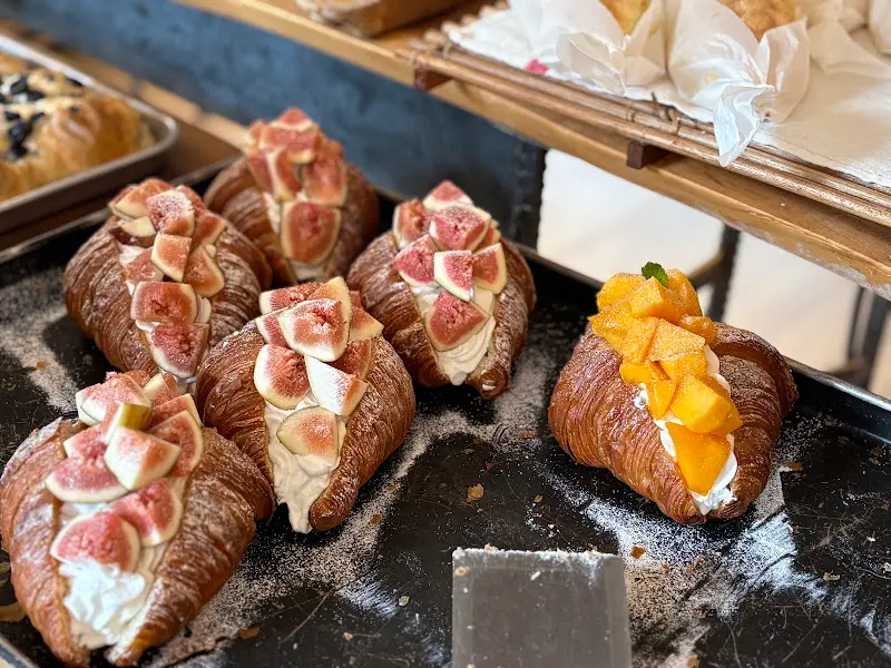 크림과 과일이 올라간 빵