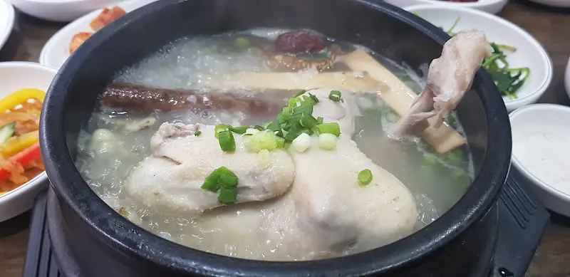 뜨끈하고 진한 국물이 일품인 미송의 닭백숙