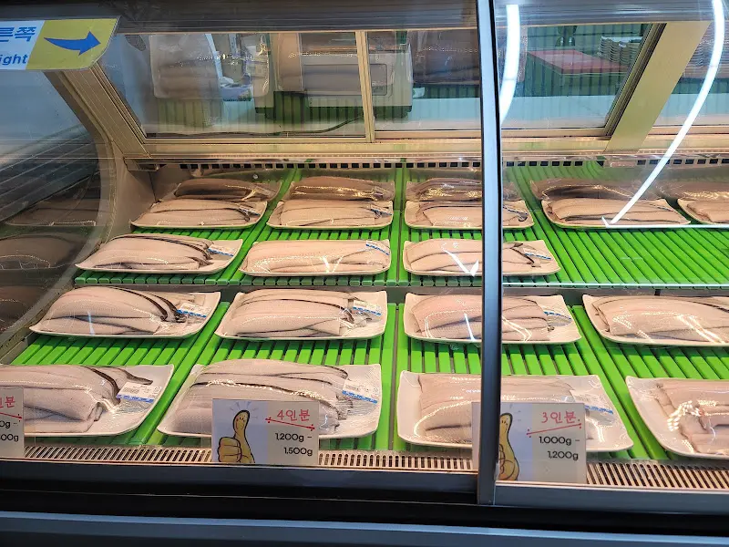 쇼케이스 안의 장어