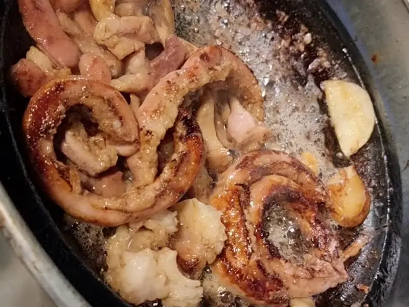 불판 위에서 맛있게 구워진 곱창