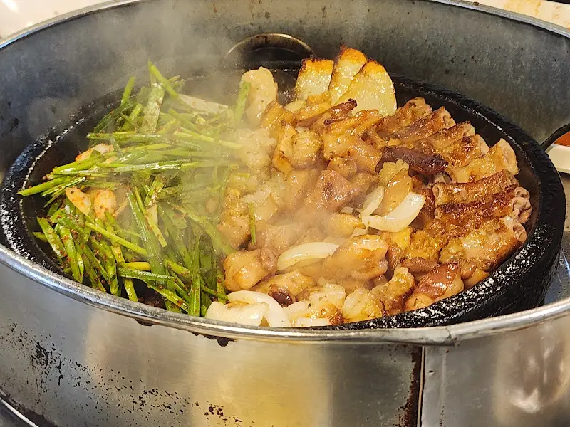 부추와 함께 익어가는 곱창