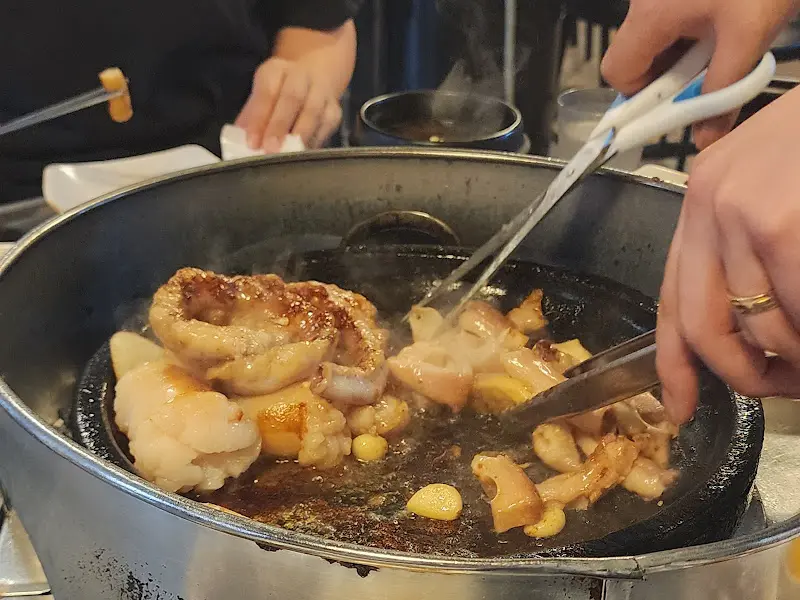 직원들이 곱창을 손질하는 모습