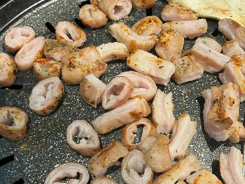 숯불 위에서 구워지고 있는 막창