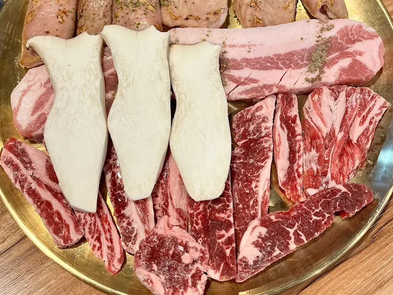 다양한 부위의 고기가 담긴 접시