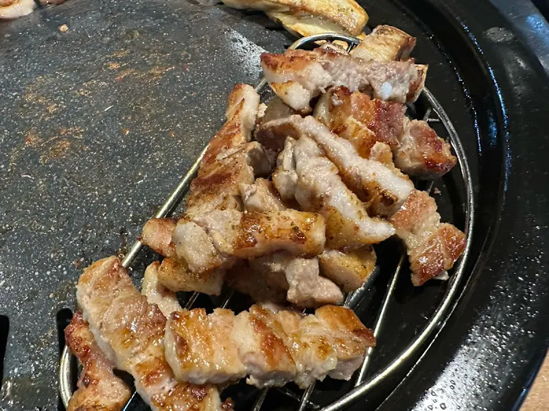 불판 위에서 익어가는 삼겹살