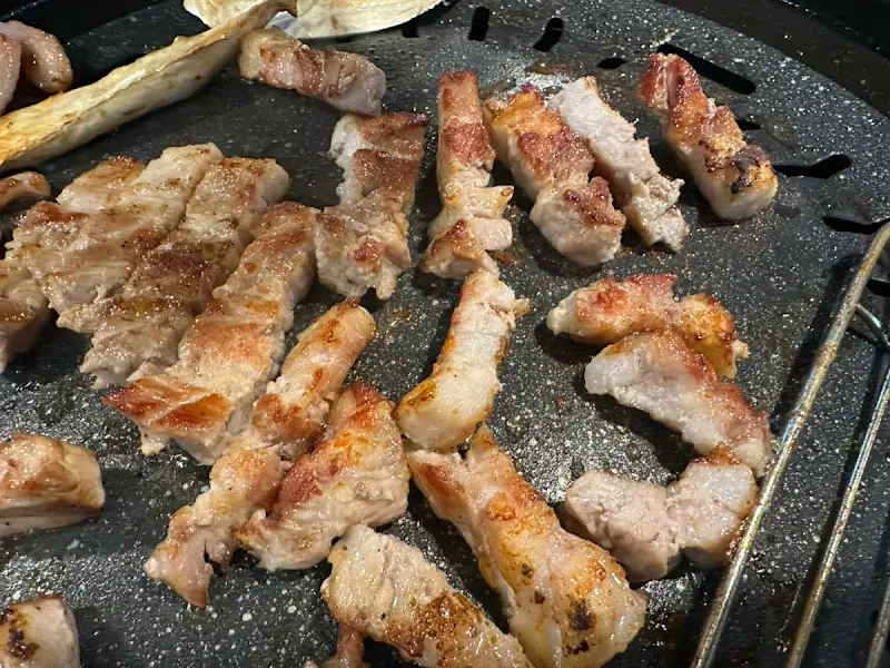 불판 위에서 익어가는 삼겹살