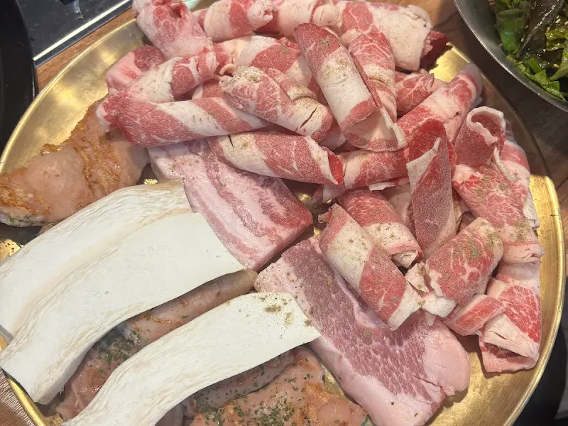 푸짐한 고기 한 상 차림