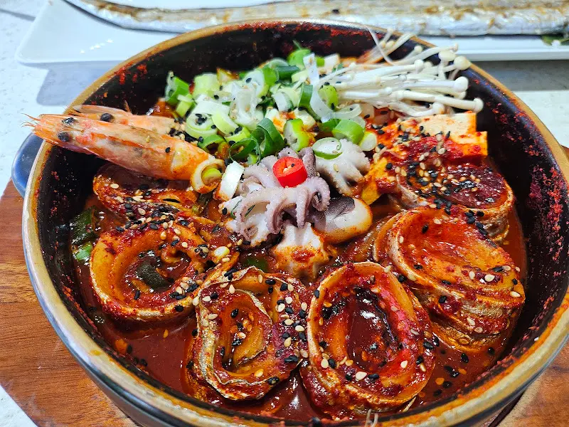 매콤한 양념에 쫄깃한 떡과 갈치가 어우러진 갈치조림