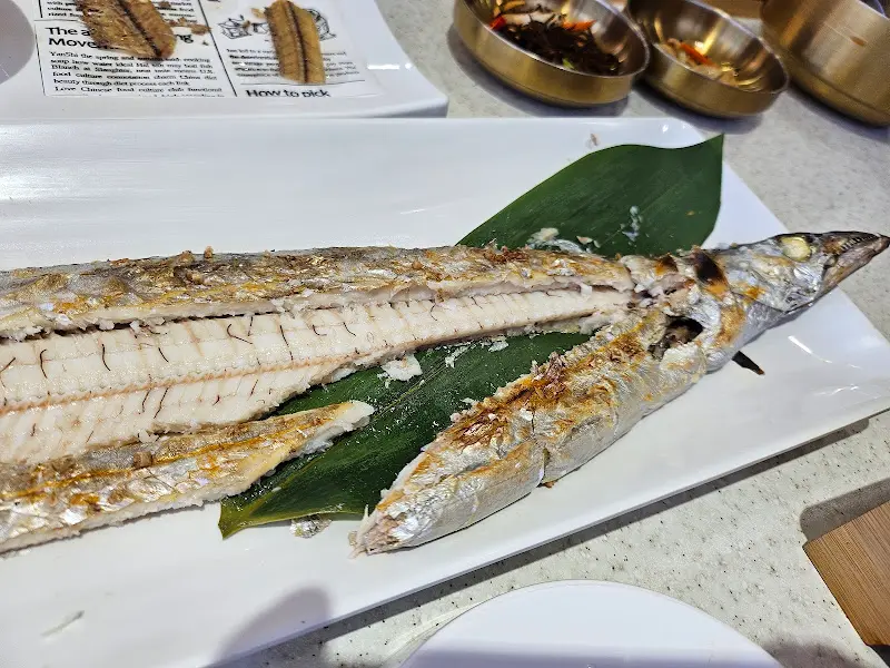 노릇하게 구워진 갈치구이의 먹음직스러운 모습