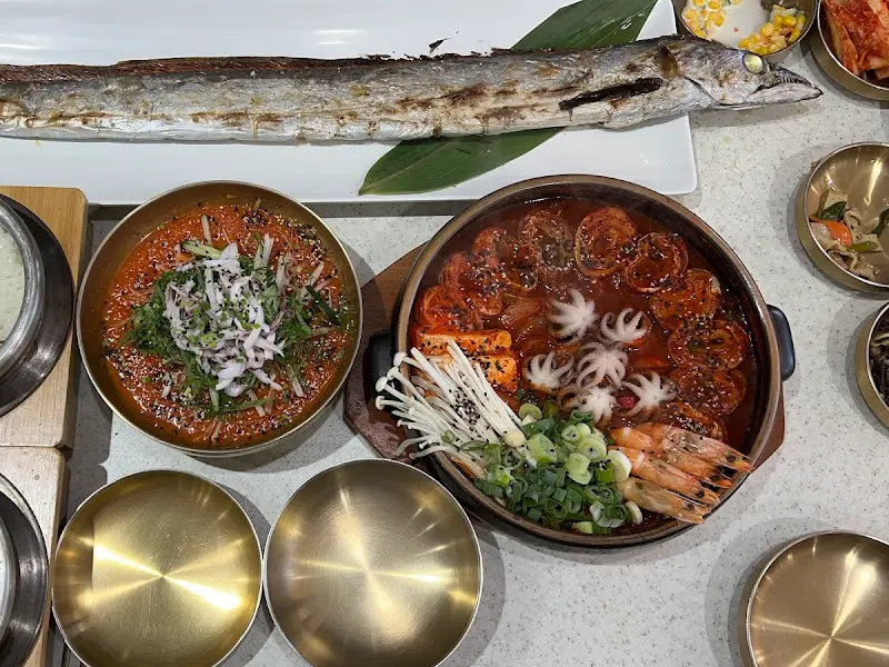 갈치구이, 갈치조림, 다양한 밑반찬이 조화롭게 놓인 테이블