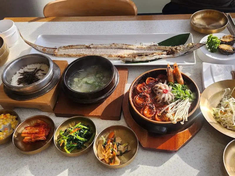 다양한 밑반찬과 함께 차려진 푸짐한 갈치 요리 한 상