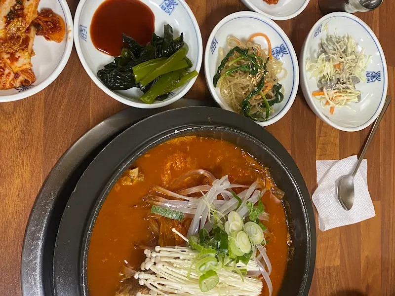 정갈하게 차려진 벚꽃가든의 등갈비김치찜 한 상 차림