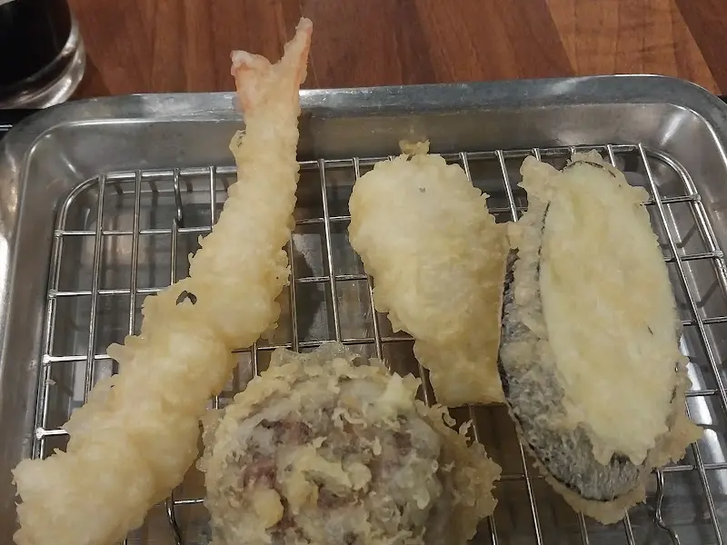 명태, 새우, 버섯, 가지 튀김이 담겨있는 쟁반