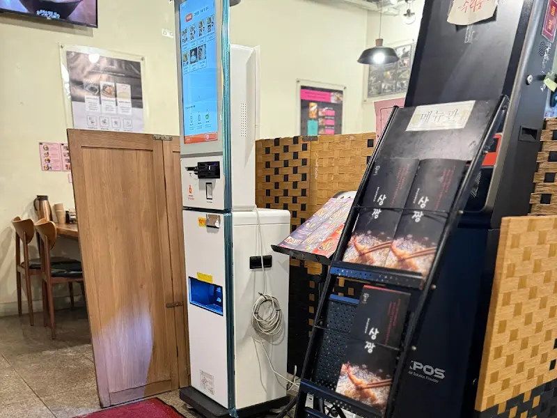 키오스크가 놓여있는 식당 내부