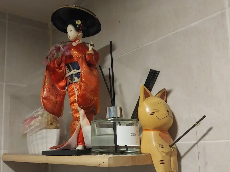 일본 인형과 고양이 목각 인형