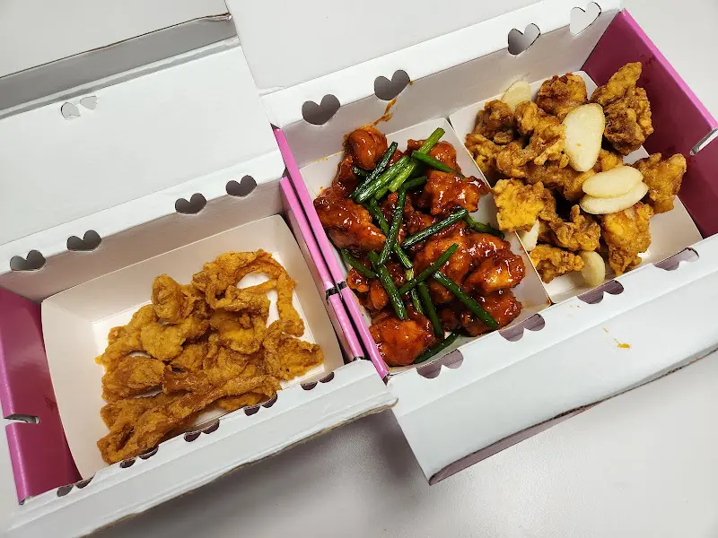 사랑스러운 하트 무늬 포장 박스에 담긴 세 가지 맛의 닭강정