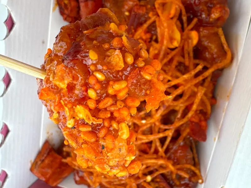 양념이 듬뿍 묻은 닭강정