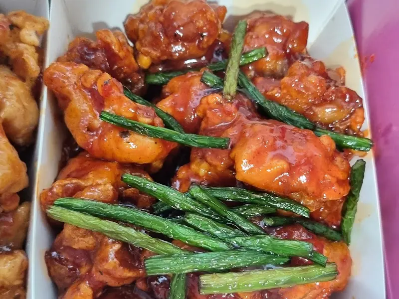 마늘쫑이 올라간 양념 닭강정