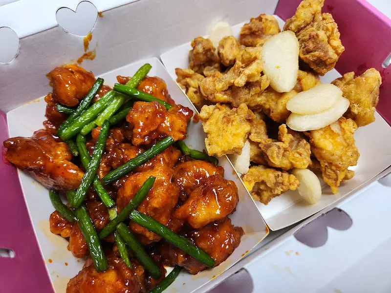 양념 닭강정과 닭껍질 튀김