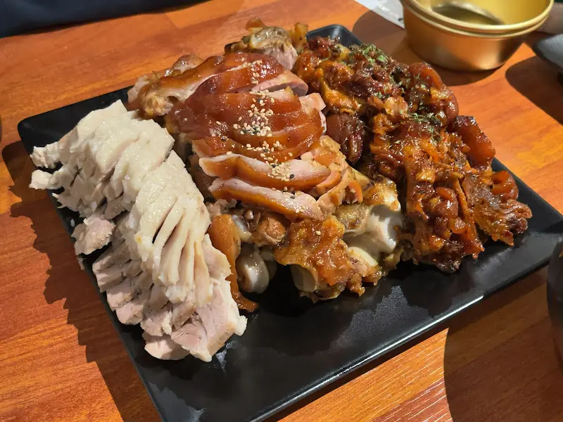 윤기가 자르르 흐르는 족발, 불족, 보쌈 모듬 세트