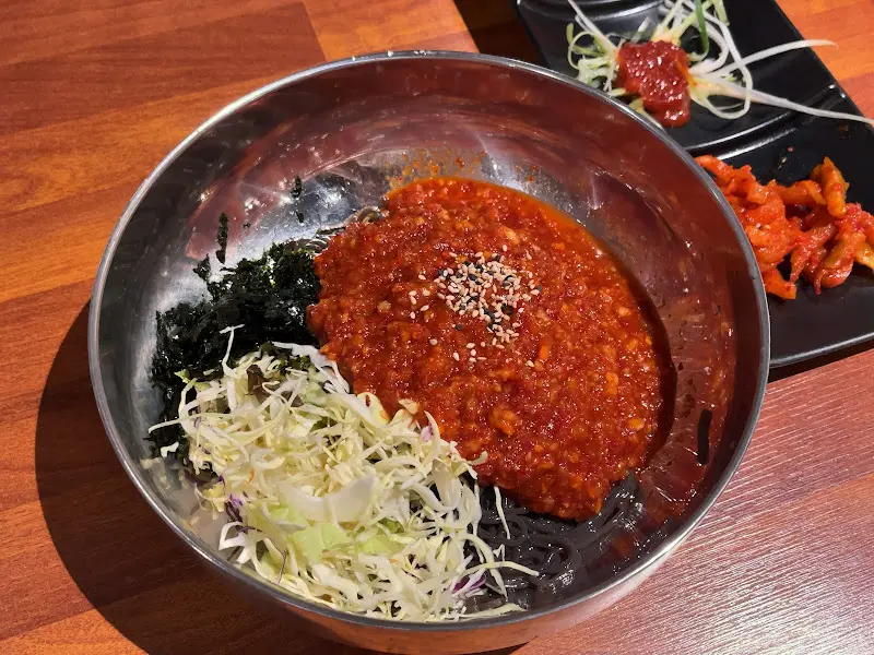 새콤달콤한 양념이 입맛을 돋우는 생과일 막국수