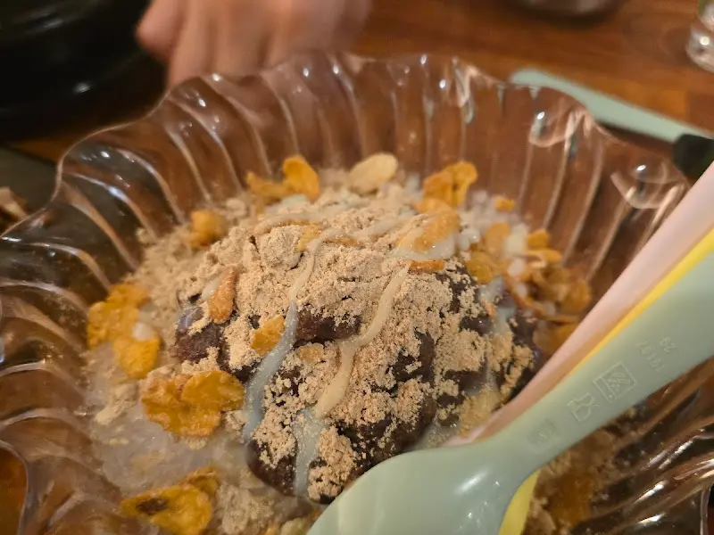 달콤한 팥과 고소한 콩가루의 조화가 환상적인 팥빙수