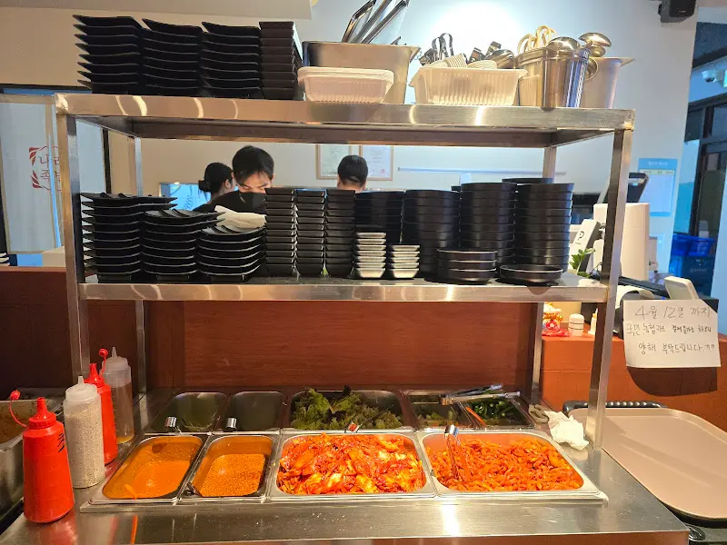 정갈하게 정리된 식기류와 넉넉한 반찬