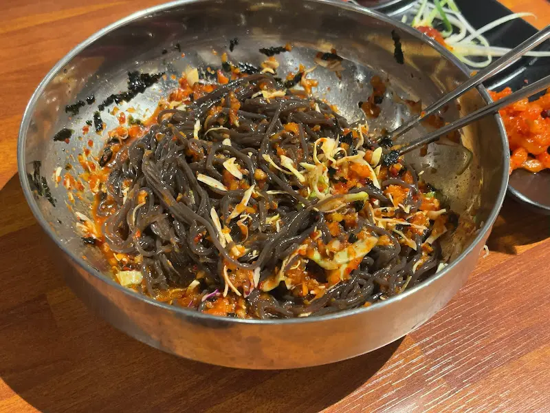 막국수를 비비는 젓가락의 활기찬 움직임