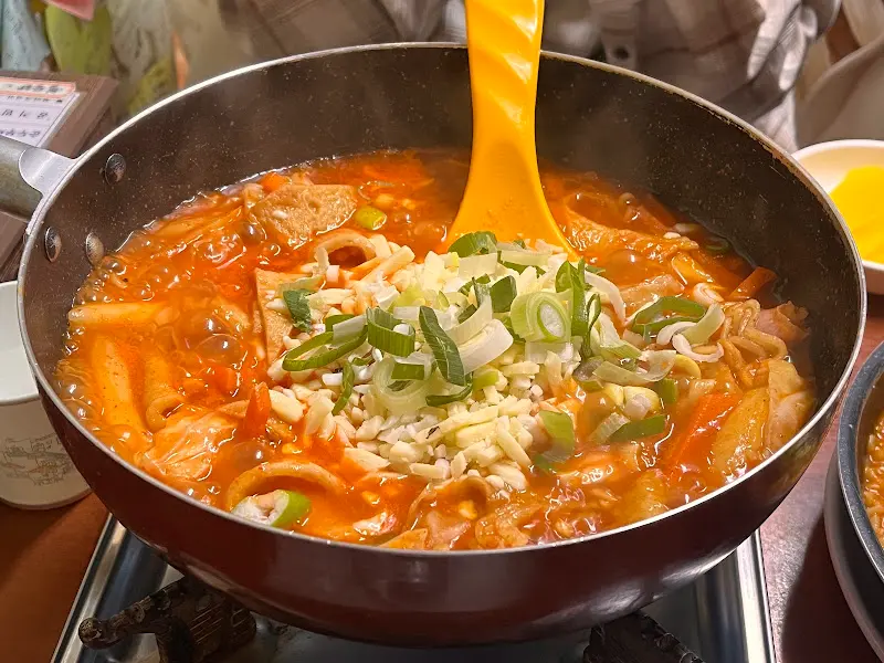 치즈가 녹아내린 떡볶이