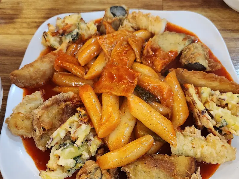 떡볶이와 튀김의 환상적인 만남