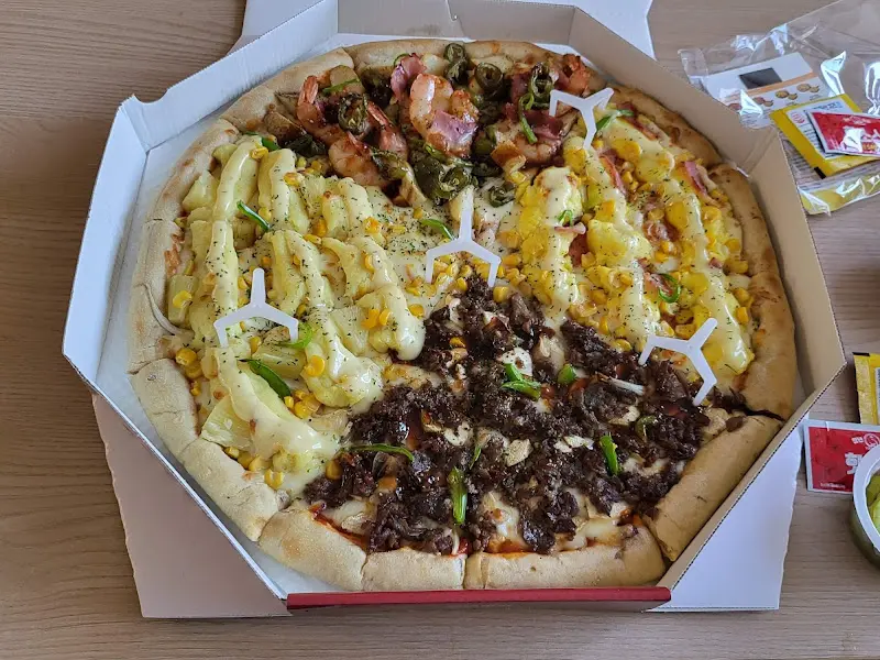 토핑농장 피자의 다채로운 토핑 비주얼