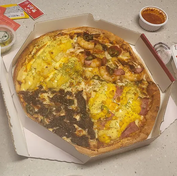 토핑농장 피자의 근접 샷