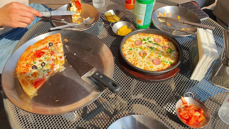 피자와 함께 즐거운 식사 시간