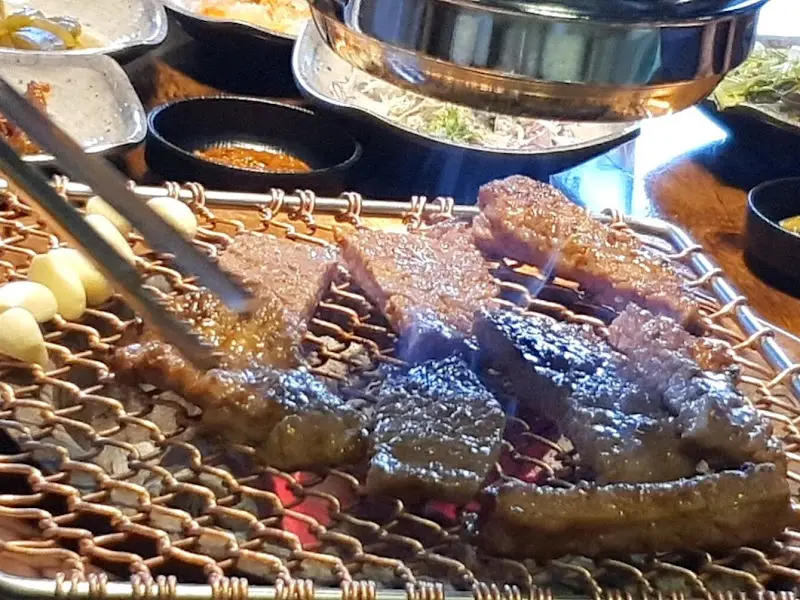 숯불 위에서 맛있게 구워지는 돼지갈비