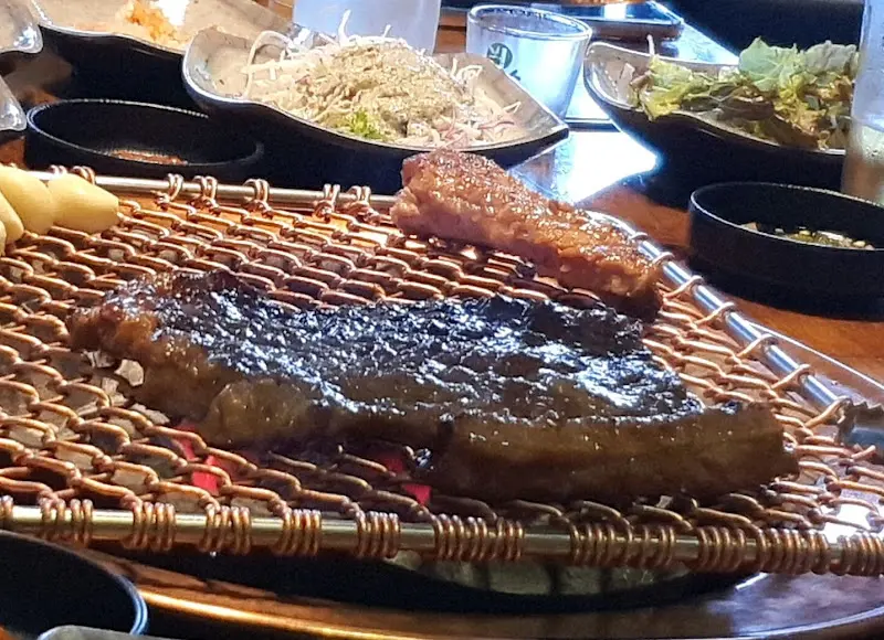 숯불 위에서 구워지는 돼지갈비의 모습