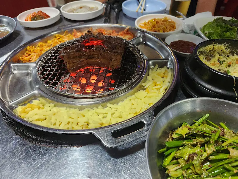 돼지갈비와 함께 제공되는 다채로운 곁들임 메뉴