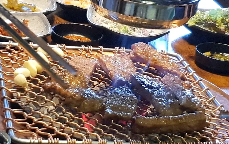 숯불에 구워지는 먹음직스러운 돼지갈비