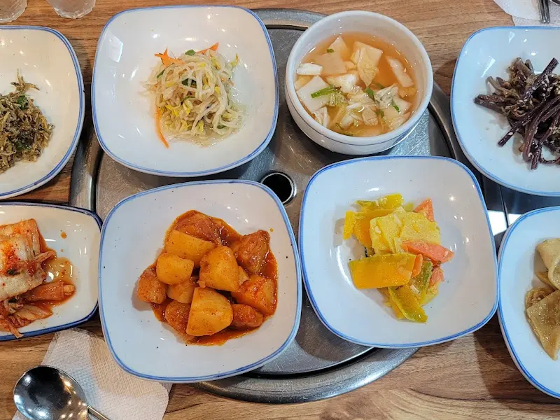 정갈하게 차려진 밑반찬