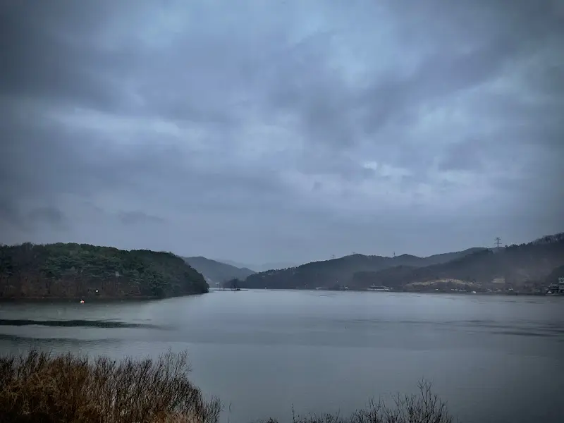 잔잔한 금광호수의 풍경