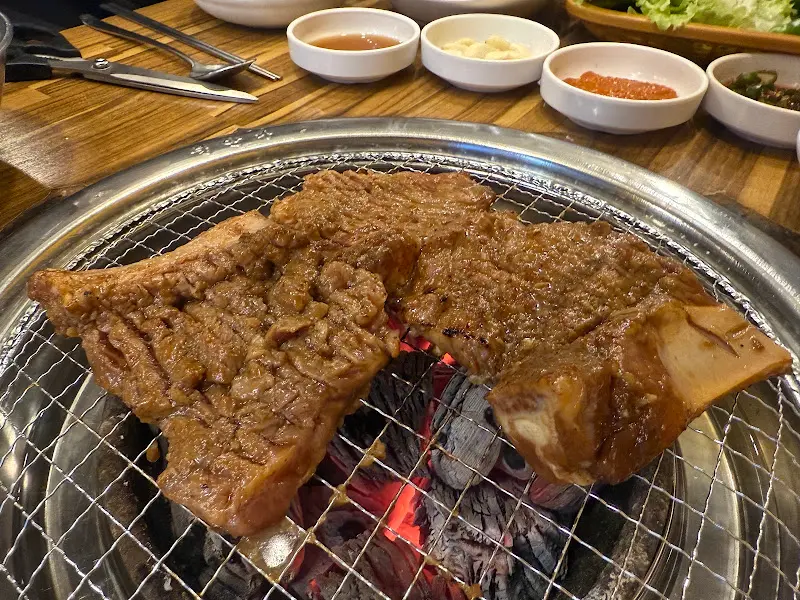 숯불 위에 구워지는 돼지갈비