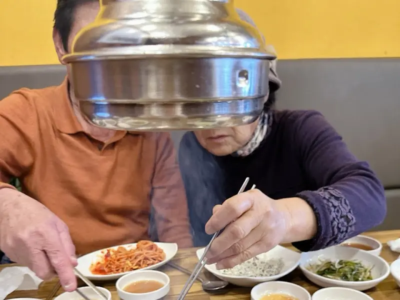 등대갈비에서 식사하는 가족