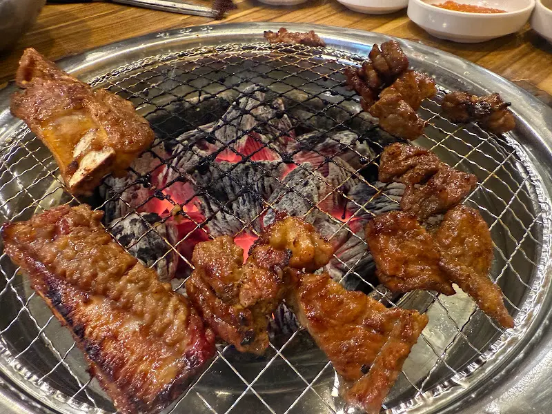 숯불에 구워진 돼지갈비