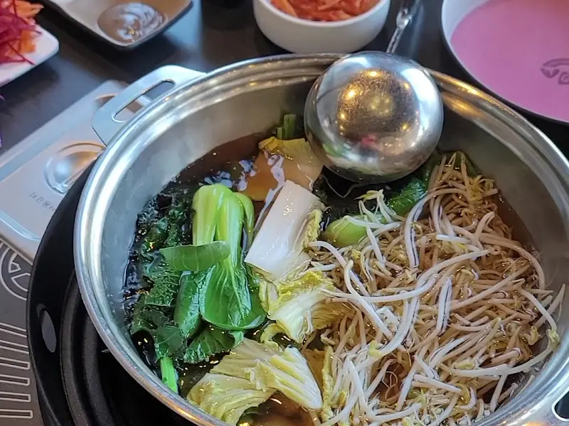 샤브샤브 육수와 야채