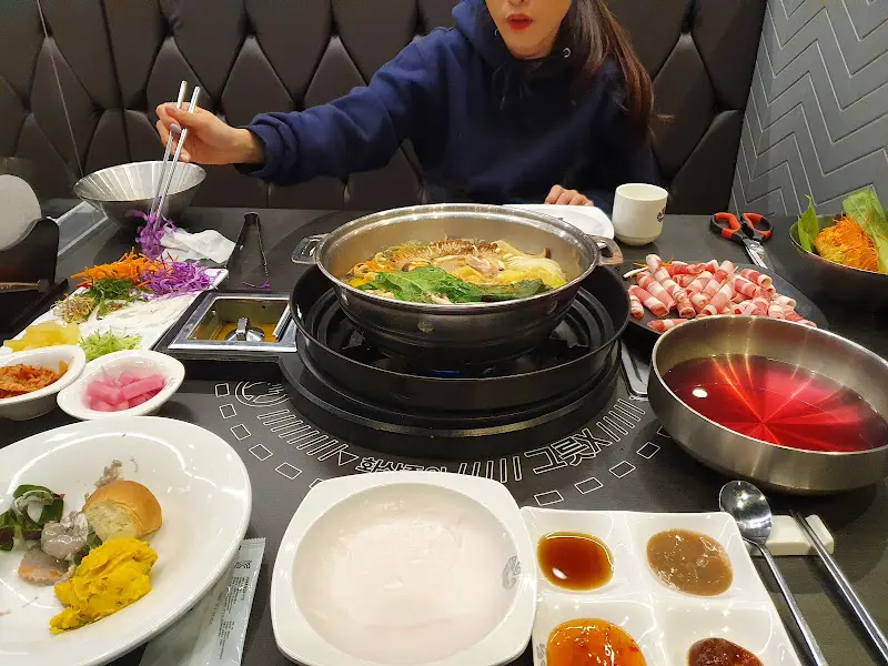 샤브샤브 먹는 모습